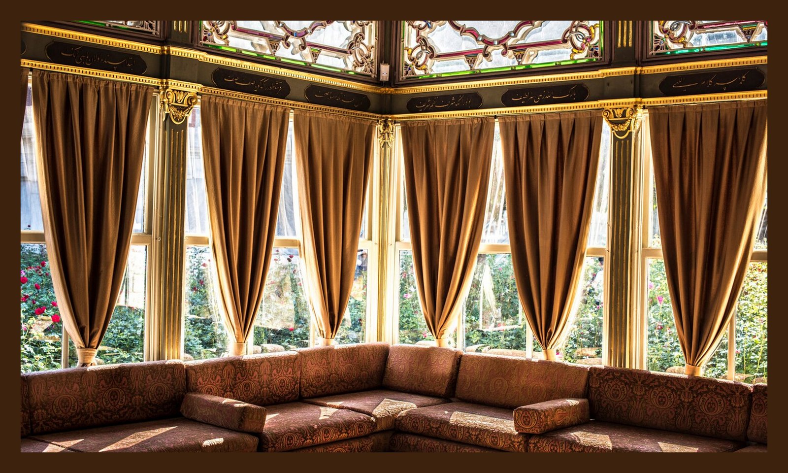 Velvet and Gold in Luxury Vintage Décor – Timeless Elegance